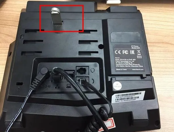 Insira o drive USB no telefone
