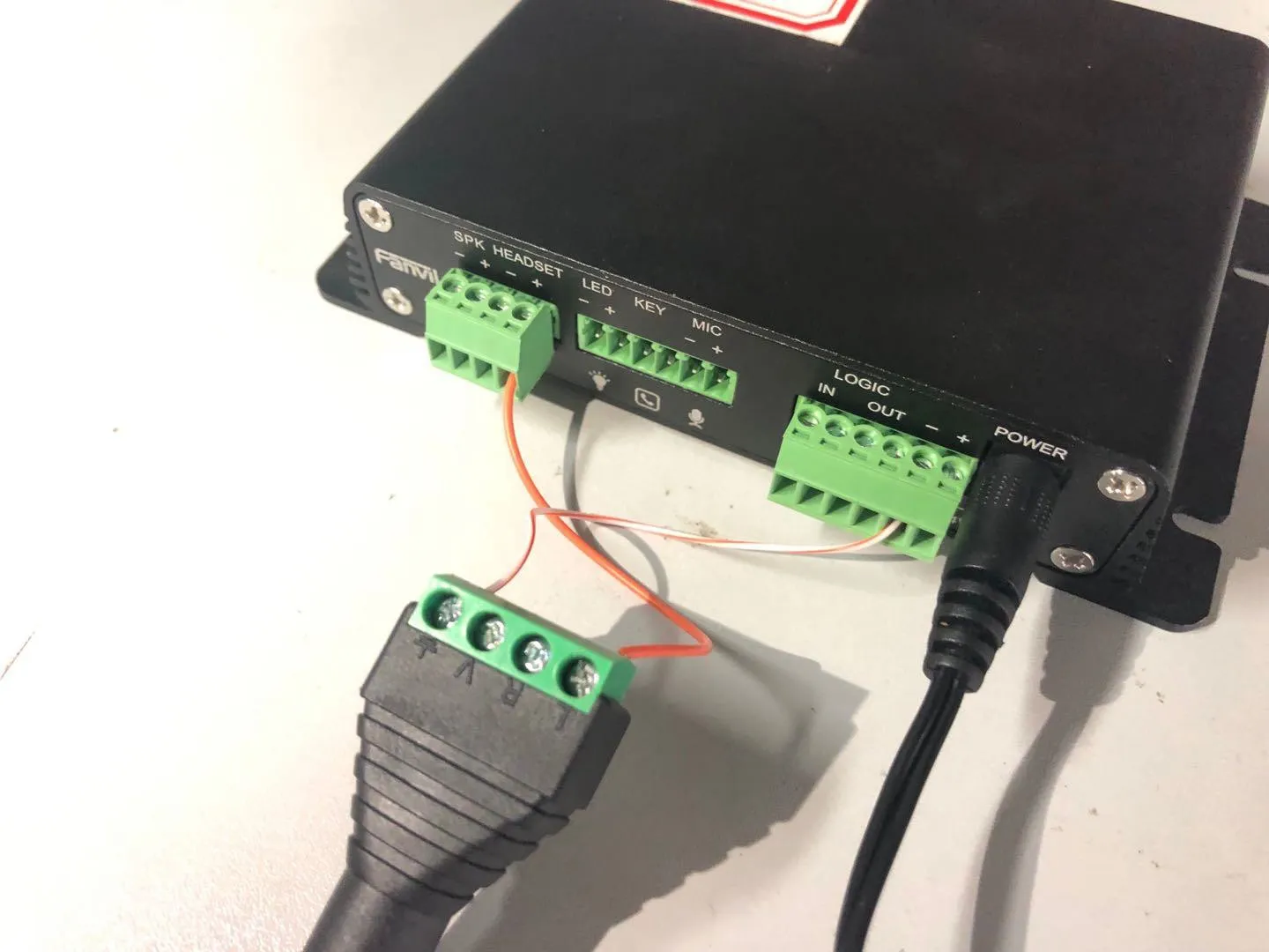 Ligação do BK-DAB-PA2 a um altifalante amplificado