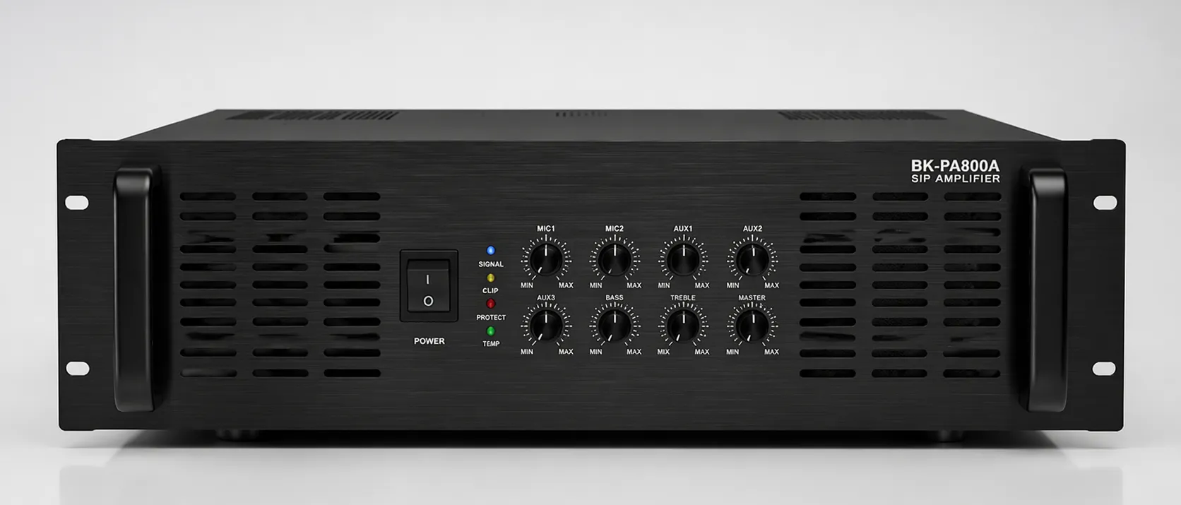 Vista frontal do amplificador SIP BK-PA800A em instalação montada em rack de alta potência