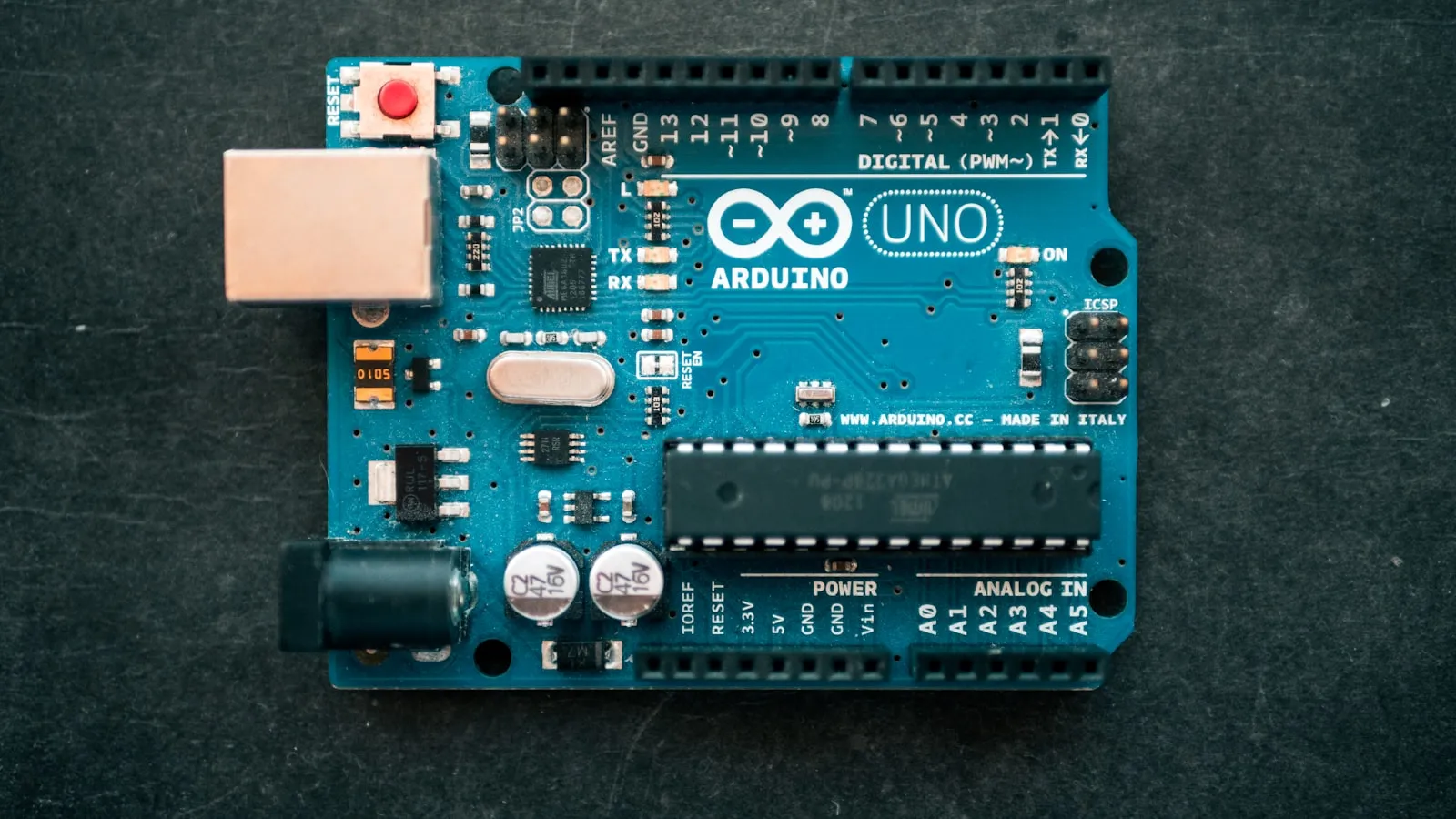 Configuração de laboratório de eletrônica ilustrando testes de circuitos ressonantes e comportamento de sinais