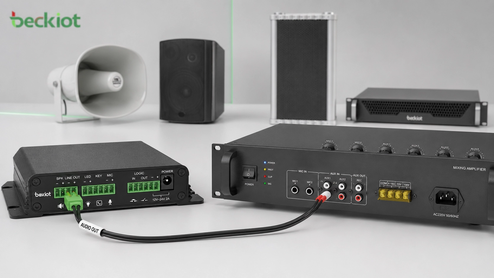 Amplificador PA tradicional com entrada RCA conectado à saída de áudio por terminal Phoenix de um gateway de paging SIP